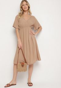 Born2be - Ciemnobeżowa Bawełniana Sukienka o Rozkloszowanym Fasonie Liranelle. Okazja: na co dzień. Typ kołnierza: dekolt w kształcie V. Kolor: beżowy. Materiał: bawełna. Długość rękawa: krótki rękaw. Sezon: lato. Typ sukienki: rozkloszowane. Styl: casual, elegancki #1