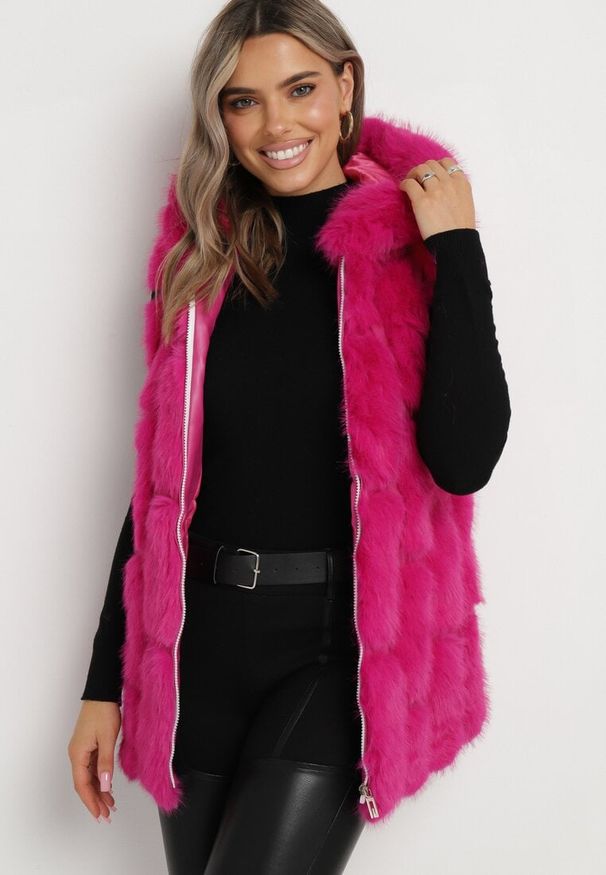 Born2be - Fuksjowa Kamizelka Futrzana z Kapturem Sophal. Typ kołnierza: kaptur. Kolor: różowy. Materiał: futro