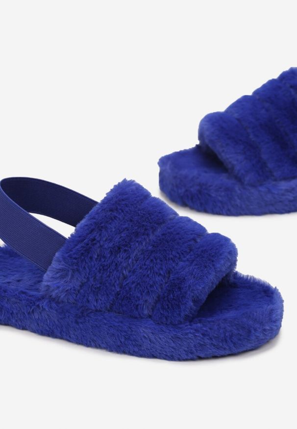 Renee - Granatowe Kapcie Pikowane z Pluszowego Futerka Zaliyne. Okazja: na co dzień. Zapięcie: pasek. Kolor: niebieski. Materiał: futro. Wzór: aplikacja. Styl: elegancki, casual