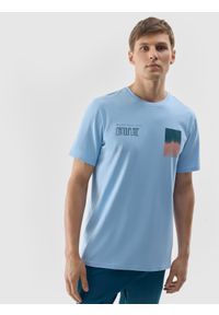 4f - T-shirt z nadrukiem męski - niebieski. Okazja: na co dzień. Kolor: niebieski. Materiał: bawełna, jersey, dzianina. Wzór: nadruk. Styl: sportowy, casual, klasyczny