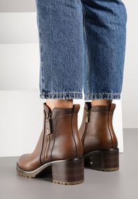 Renee - Brązowe Botki Basic na Słupkowym Obcasie Zdobione Suwakiem Fessamia. Okazja: na co dzień. Zapięcie: zamek. Kolor: brązowy. Materiał: skóra, jeans. Wzór: aplikacja. Obcas: na obcasie. Styl: elegancki, casual. Wysokość obcasa: średni