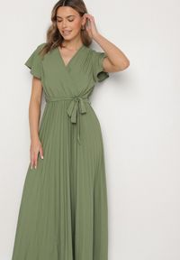 Born2be - Ciemnozielona Elegancka Sukienka Maxi w Plisy z Kopertowym Dekoltem i Wiązaniem Thessi. Kolor: zielony. Sezon: lato. Typ sukienki: kopertowe. Styl: elegancki. Długość: maxi