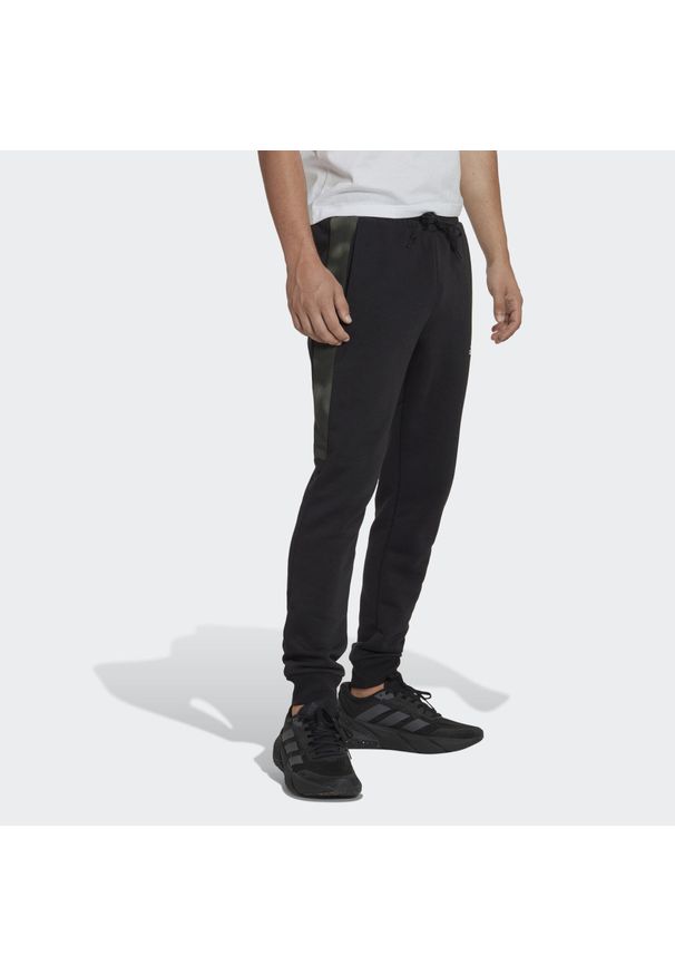 Adidas - Polarowy strój do joggingu adidas Essentials. Kolor: czarny. Materiał: polar. Wzór: nadruk. Sport: fitness, bieganie