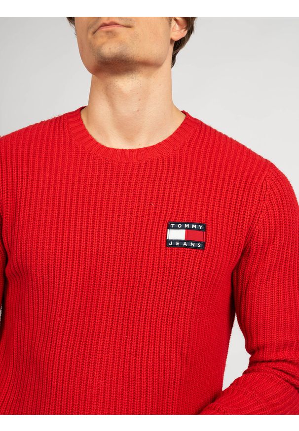 TOMMY HILFIGER - Tommy Jeans Sweter | DM0DM07418 | Mężczyzna | Czerwony. Okazja: na co dzień. Kolor: czerwony. Materiał: bawełna, poliamid, wełna. Wzór: aplikacja, ze splotem. Styl: casual