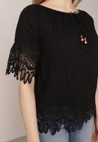 Born2be - Czarna Bluzka z Wiskozy w Stylu Boho z Koronką Sznurkami i Koralikami Dazzlebell. Okazja: na co dzień, do pracy, na spotkanie biznesowe. Kolor: czarny. Materiał: wiskoza, koronka. Wzór: koronka. Styl: boho #2