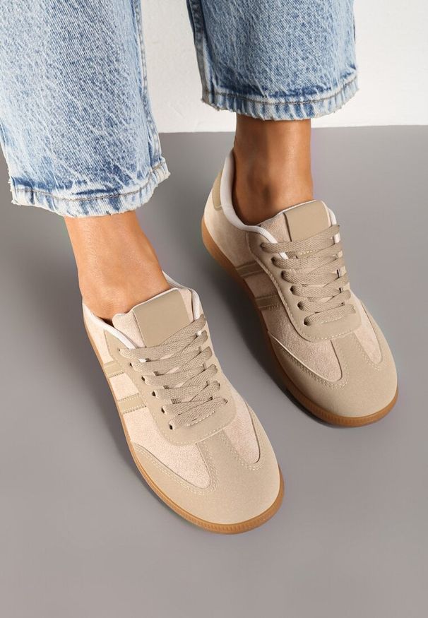 Renee - Ciemnobeżowe Casualowe Sneakersy z Ekozamszu na Płaskiej Podeszwie Pemeriana. Okazja: na co dzień. Nosek buta: okrągły. Zapięcie: sznurówki. Kolor: beżowy. Materiał: jeans. Wzór: aplikacja. Obcas: na płaskiej podeszwie