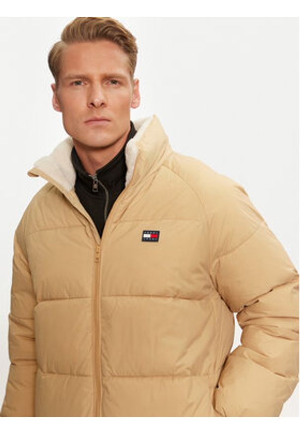 Tommy Jeans Kurtka zimowa DM0DM20604 Beżowy Regular Fit. Kolor: beżowy. Materiał: syntetyk. Sezon: zima