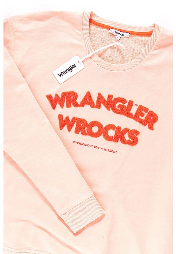 Wrangler - BLUZA WRANGLER DAMSKA WROCKS SWEAT PEACH PARFAIT W601OHYUD 112130375. Wzór: aplikacja