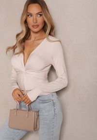 Renee - Beżowa Bluzka z Wiskozą Ozdobiona Marszczeniem Acceria. Okazja: na co dzień. Kolor: beżowy. Materiał: wiskoza. Wzór: aplikacja. Styl: casual, elegancki