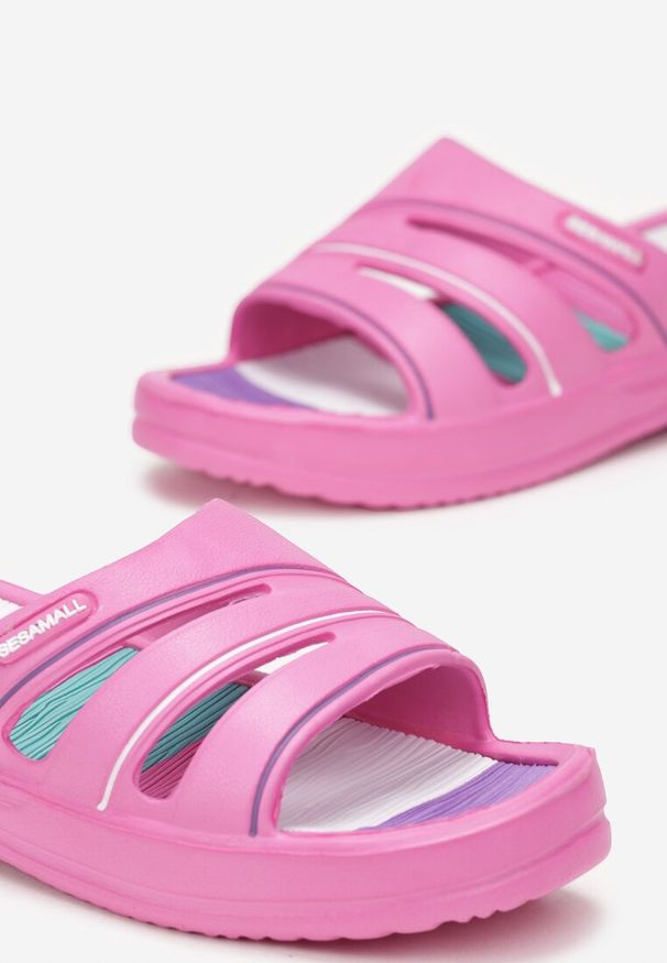 Born2be - Fuksjowe Basenowe Klapki na Niskim Koturnie z Wycięciami Narsilla. Okazja: na plażę. Kolor: różowy. Materiał: guma. Wzór: aplikacja. Obcas: na koturnie