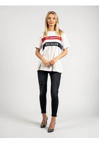 TOMMY HILFIGER - Tommy Hilfiger T-shirt | WW0WW25917 | Kobieta | Biały. Okazja: na co dzień. Kolor: biały. Materiał: bawełna. Wzór: nadruk. Styl: casual