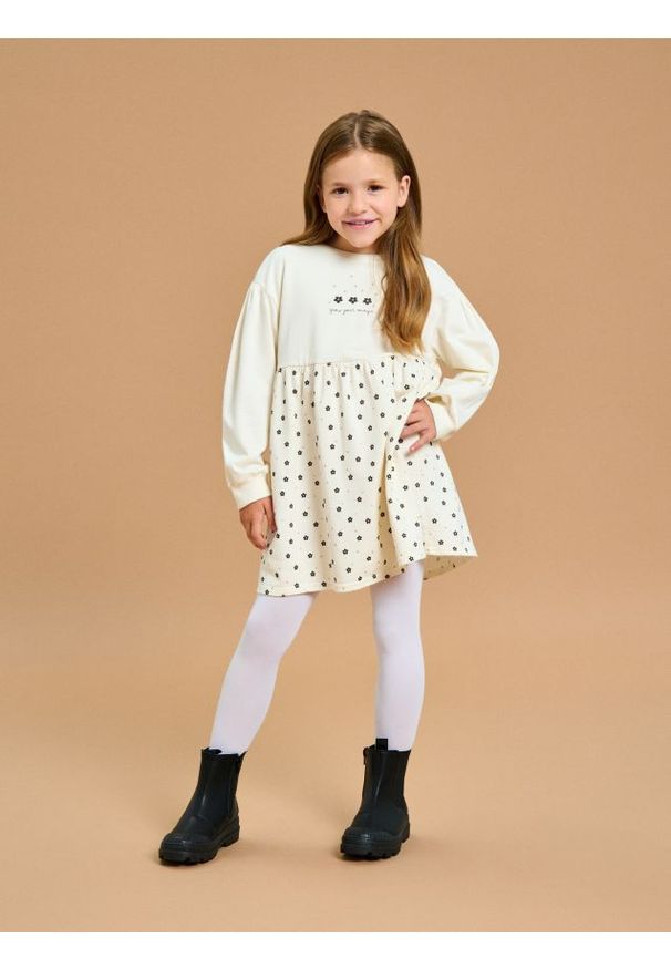 Sinsay - Sukienka w kwiaty - kremowy. Kolor: kremowy. Wzór: kwiaty