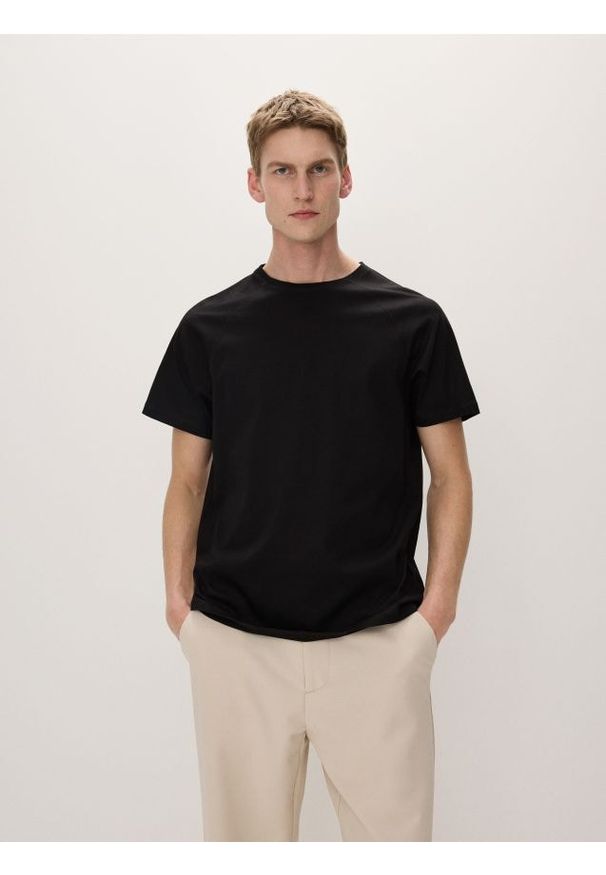 Reserved - Bawełniany t-shirt regular - czarny. Kolor: czarny. Materiał: bawełna