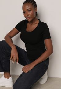 Born2be - Czarny Prążkowany T-shirt Ozdobiony po Bokach Marszczeniem Nedisa. Okazja: na co dzień. Kolor: czarny. Materiał: prążkowany. Wzór: aplikacja. Styl: casual #1