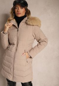 Renee - Ciemnobeżowa Kurtka z Pikowanymi Przeszyciami i Odpinanym Kapturem Mocno Ocieplana Heticea. Kolor: beżowy. Materiał: jeans, futro, dzianina. Długość rękawa: długi rękaw. Długość: długie. Sezon: zima. Styl: klasyczny, elegancki #4
