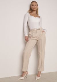 Born2be - Beżowe Eleganckie Spodnie Cygaretki z Wysokim Stanem i Paskiem z Klamerką Diminas. Okazja: na co dzień. Stan: podwyższony. Kolor: beżowy. Materiał: lakier. Wzór: gładki. Styl: elegancki #1