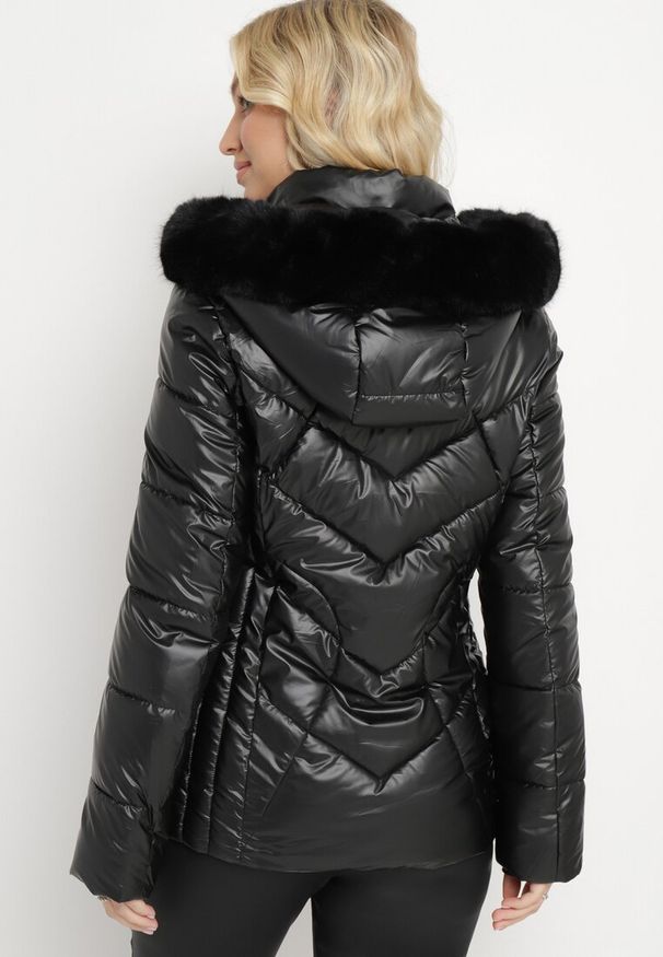 Born2be - Czarna Pikowana Kurtka z Kapturem Ozdobionym Futerkiem Caelara. Typ kołnierza: kaptur. Kolor: czarny. Materiał: futro. Wzór: aplikacja
