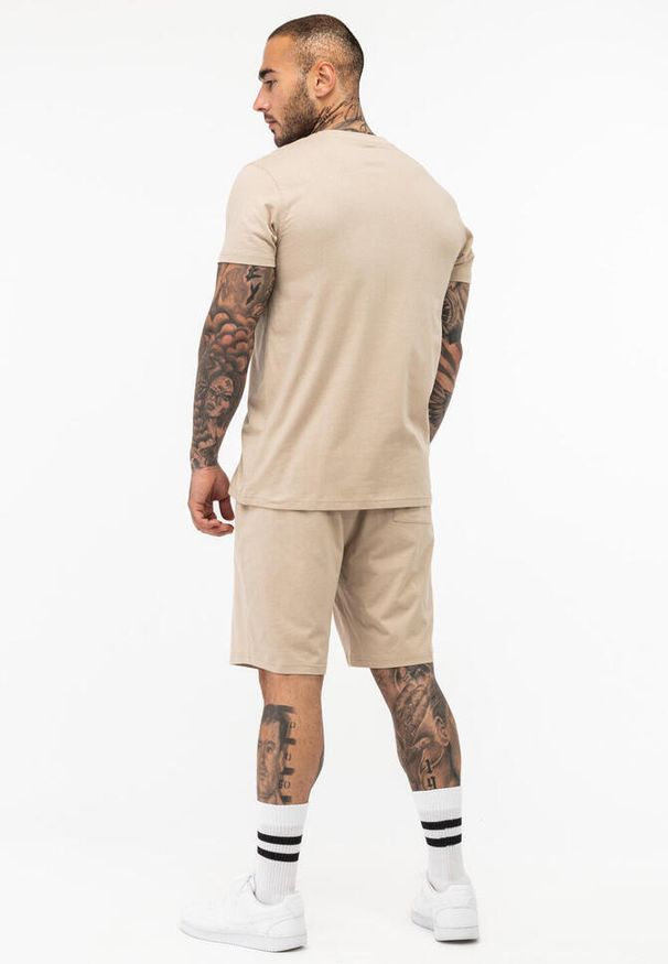 Zestaw koszulka i spodenki Lonsdale Moy. Kolor: beżowy, wielokolorowy, biały. Materiał: dresówka. Sport: fitness