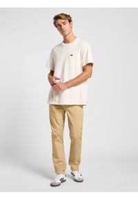 Lee - LEE MĘSKIE SPODNIE MATERIAŁOWE LEE SLIM CHINO SAND 112363970. Materiał: materiał #4