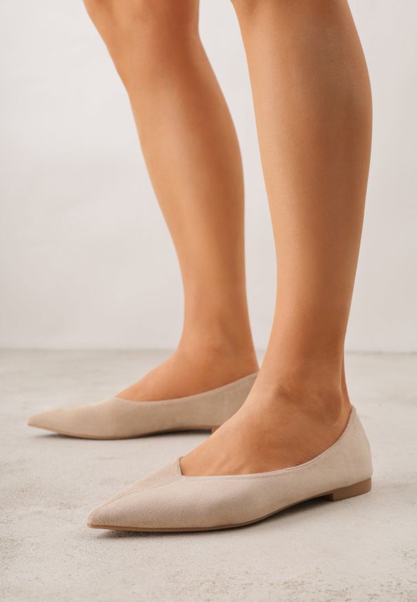Born2be - Beżowe Balerinki z Imitacji Zamszu z Noskiem w Szpic Egynome. Okazja: na co dzień, na spotkanie biznesowe, do pracy. Kolor: beżowy. Materiał: zamsz. Styl: casual, biznesowy, elegancki