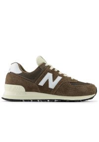 Buty New Balance U574RBI - brązowe. Okazja: na co dzień. Kolor: brązowy. Materiał: dresówka, skóra, guma, zamsz. Szerokość cholewki: normalna. Wzór: aplikacja. Model: New Balance 574