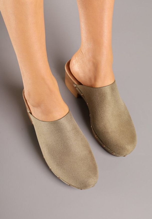 Born2be - Zielone Klapki Mule w Stylu Drewniaków z Nitami na Słupkowym Obcasie Glerra. Okazja: na co dzień. Kolor: zielony. Materiał: jeans. Wzór: aplikacja. Obcas: na obcasie. Styl: casual, elegancki. Wysokość obcasa: średni