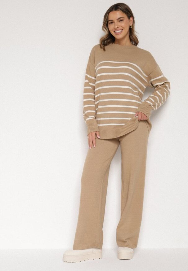 Born2be - Ciemnobeżowy Komplet z Wełną i Bawełną Sweter w Paski i Szerokie Spodnie Neveena. Kolor: beżowy. Materiał: wełna, bawełna. Wzór: paski