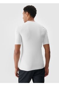 4f - Koszulka treningowa szybkoschnąca męska - biała. Kolor: biały. Materiał: elastan, dzianina, włókno, materiał, syntetyk. Długość rękawa: krótki rękaw. Długość: krótkie. Wzór: jednolity, ze splotem, gładki. Sport: fitness