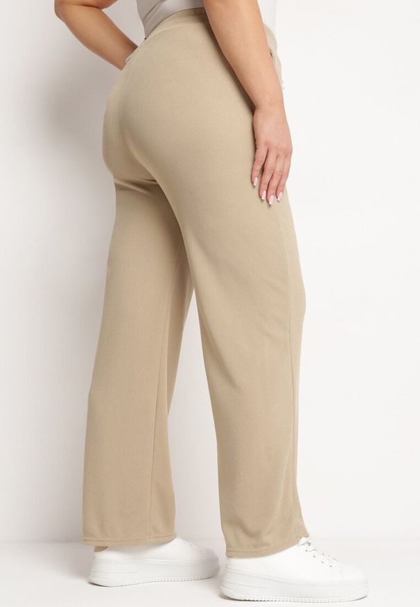 Born2be - Beżowe Proste Szerokie Spodnie z Gumką w Pasie i Wysokim Stanem Trantia. Okazja: na co dzień. Stan: podwyższony. Kolor: beżowy. Styl: casual, elegancki, klasyczny