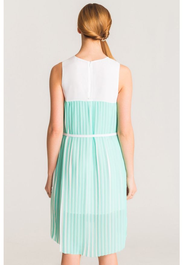 Asymetryczna sukienka Armani Exchange. Typ sukienki: asymetryczne. Styl: elegancki