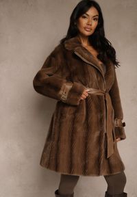 Renee - Brązowy Płaszcz Futerko z Paskiem z Imitacji Skóry i Klamrami przy Mankietach Charysha. Kolor: brązowy. Materiał: skóra, futro. Styl: elegancki #5