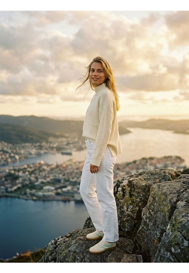 Sinsay - Golf basic - kremowy. Typ kołnierza: golf. Kolor: kremowy