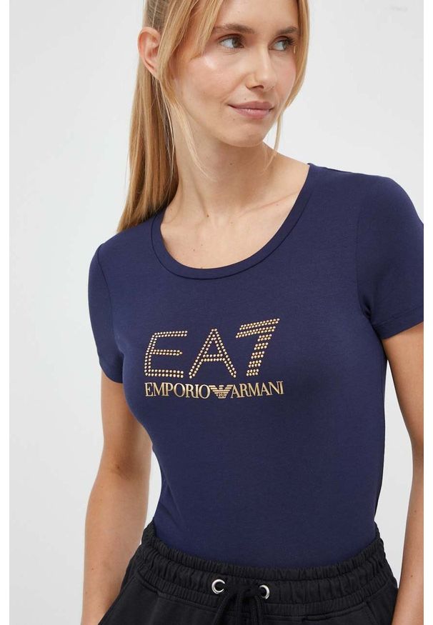 EA7 Emporio Armani t-shirt damski kolor granatowy. Kolor: niebieski. Materiał: dzianina. Długość rękawa: krótki rękaw. Długość: krótkie. Wzór: nadruk, aplikacja. Styl: klasyczny