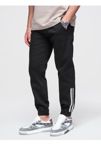 Ombre Clothing - Jeansowe joggery męskie z lampasami – czarne V2 - Rozmiar: XL. Okazja: na co dzień. Kolor: czarny. Materiał: jeans. Styl: retro, casual, sportowy #1