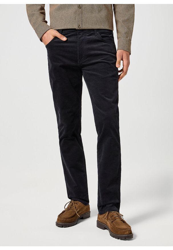 Wrangler - WRANGLER MĘSKIE SPODNIE SZTRUKSOWE GREENSBORO BLACK 112357406 W15Q013729