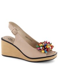 Skórzane sandały na koturnie z kolorowymi koralikami beżowe Filippo DS6021 beżowy. Kolor: beżowy. Materiał: skóra. Wzór: kolorowy. Obcas: na koturnie