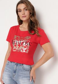 Born2be - Czerwony Bawełniany T-shirt z Krótkim Rękawem i Metalicznym Nadrukiem Cadiana. Kolor: czerwony. Materiał: bawełna. Długość rękawa: krótki rękaw. Długość: krótkie. Wzór: nadruk. Styl: klasyczny, elegancki #1