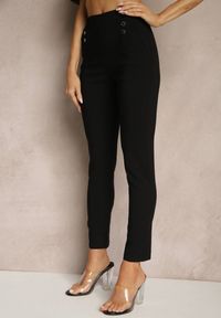 Renee - Czarne Spodnie z Wiskozą High Waist z Ozdobnymi Guzikami Redillia. Okazja: na co dzień, na spotkanie biznesowe. Stan: podwyższony. Kolor: czarny. Materiał: wiskoza. Styl: biznesowy, klasyczny, elegancki, casual #2