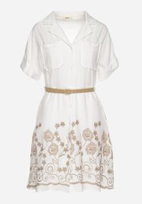 Born2be - Biała Bawełniana Sukienka Koszulowa o Rozkloszowanym Kroju z Paskiem i Haftem Nalione. Okazja: na co dzień, na imprezę. Typ kołnierza: kołnierzyk klasyczny. Kolor: biały. Materiał: bawełna. Długość rękawa: krótki rękaw. Wzór: haft. Typ sukienki: koszulowe. Styl: klasyczny, casual, elegancki #3