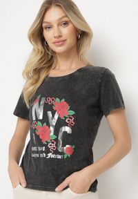 Born2be - Czarny T-shirt z Bawełny Ozdobiony Napisami i Kwiatami Savierele. Okazja: na co dzień. Kolor: czarny. Materiał: bawełna. Wzór: napisy, aplikacja, kwiaty. Styl: klasyczny, casual