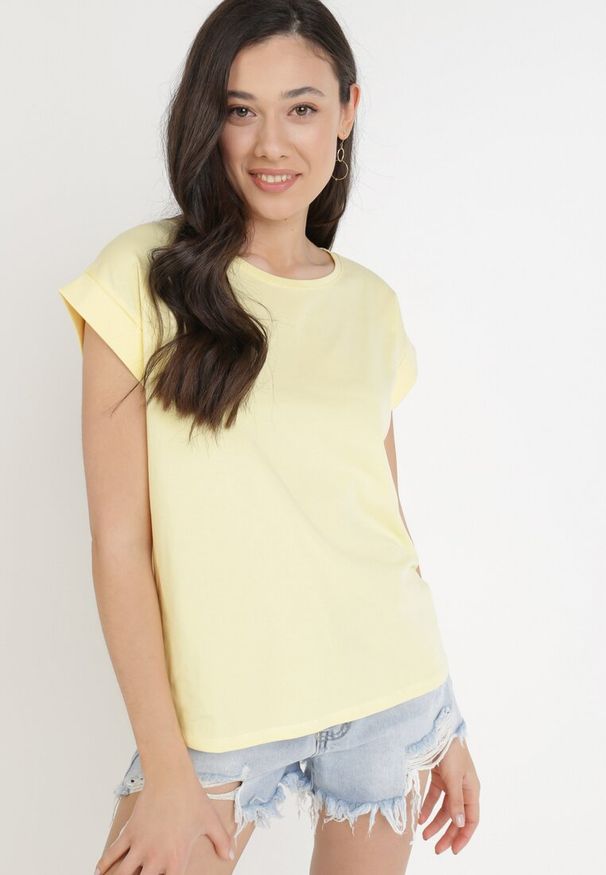 Born2be - Żółty T-shirt Kisenia. Kolor: żółty. Materiał: materiał, bawełna, tkanina. Długość: krótkie