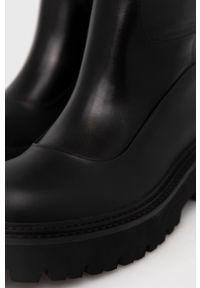 Pinko Kozaki skórzane damskie kolor czarny na platformie. Nosek buta: okrągły. Kolor: czarny. Materiał: skóra. Szerokość cholewki: normalna. Obcas: na platformie #2
