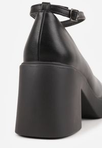 Born2be - Czarne Czółenka na Obcasie i Platformie w Eleganckim Stylu Isivia. Okazja: na randkę. Zapięcie: pasek. Kolor: czarny. Materiał: satyna, lakier. Obcas: na obcasie. Styl: elegancki. Wysokość obcasa: średni #9