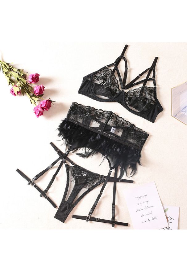 Intica - Komplet bielizny z ozdobnym pasem na romantyczne wieczory Radegonde. Kolor: czarny. Materiał: materiał