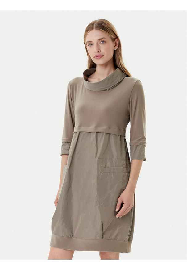 Joseph Ribkoff Sukienka codzienna 173444F25 Khaki Regular Fit. Okazja: na co dzień. Kolor: brązowy. Materiał: syntetyk. Typ sukienki: proste. Styl: casual