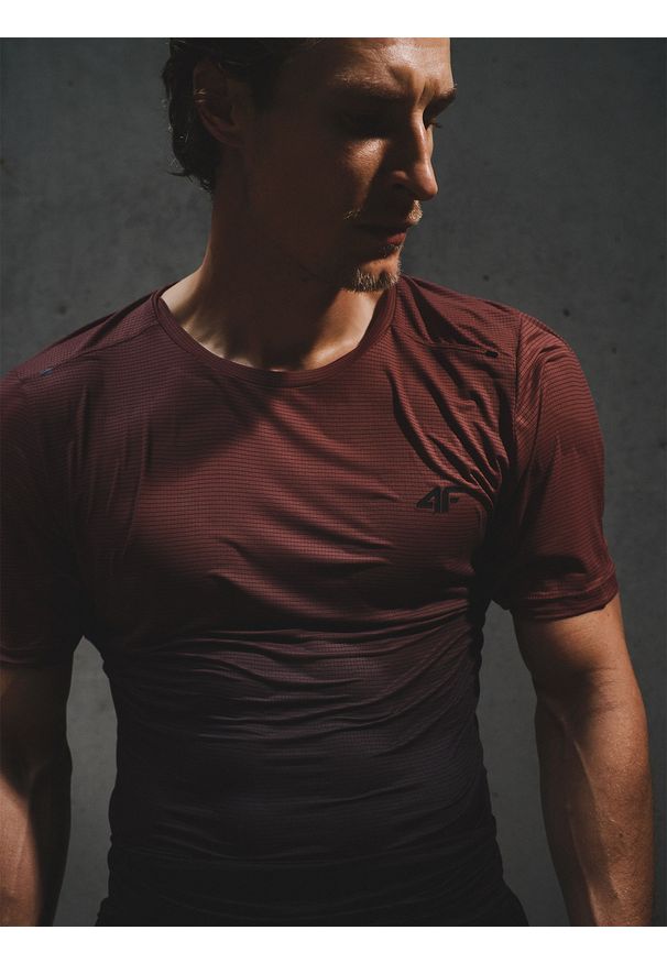 4f - 4F Koszulka treningowa regular szybkoschnąca męska - koralowa XL. Kolor: pomarańczowy. Materiał: materiał, tkanina. Długość: krótkie. Sport: fitness