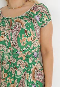 Born2be - Zielona Rozkloszowana Sukienka Hiszpanka Maxi z Gumkami w Pasie z Bawełny Briyenn. Typ kołnierza: dekolt hiszpanka. Kolor: zielony. Materiał: bawełna. Wzór: kwiaty. Sezon: wiosna, lato. Długość: maxi #4