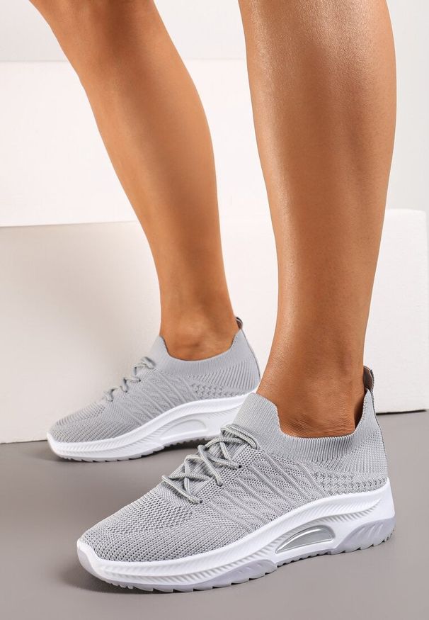 Born2be - Szare Wsuwane Buty Sportowe z Elastyczną Cholewką i Ozdobną Wstawką na Podeszwie Moonsara. Okazja: na co dzień. Nosek buta: okrągły. Zapięcie: bez zapięcia. Kolor: szary. Materiał: jeans. Szerokość cholewki: normalna. Sport: fitness