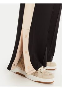 Guess Spodnie dresowe V5RB00 KCO72 Brązowy Regular Fit. Kolor: brązowy. Materiał: syntetyk