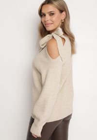 Born2be - Beżowy Sweter Ozdobiony Kokardą i Wycięciem Noredi. Okazja: na co dzień. Typ kołnierza: kokarda. Kolor: beżowy. Materiał: jeans. Długość: długie. Wzór: aplikacja. Sezon: zima, jesień. Styl: klasyczny, elegancki, casual